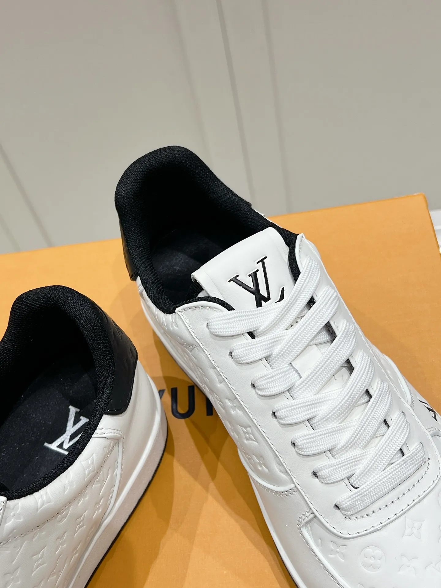 👟👟Ex-factory price 680👟👟 LV new style casual white shoes for men, simple and fashionable, light and comfortable, size: 39-44 (order 45)
